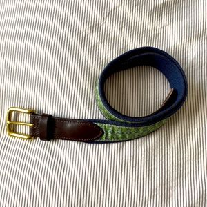 Vineyard Vines Ribbon Belt- green with palm trees and beach chairs- size 32